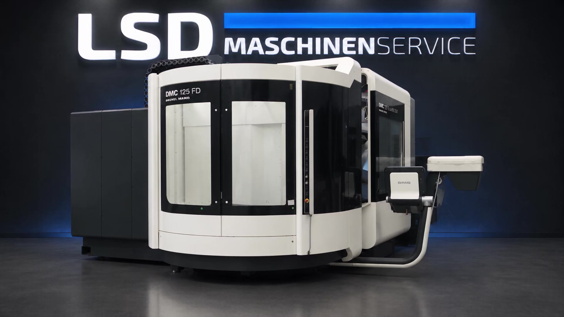 DMC 125 FD duoBLOCK frontal im dunklen Studio vor der LSD-Wandschrift